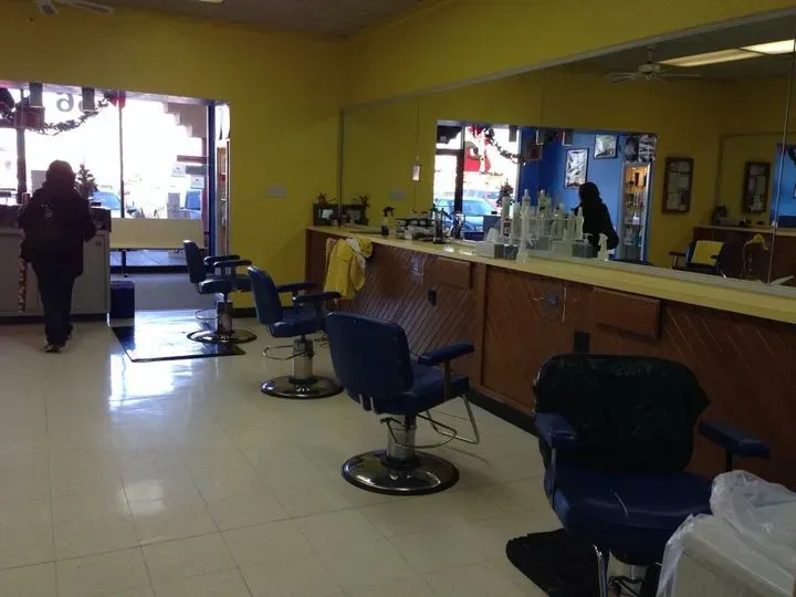 https://cdn.salonspotlight.com/photos/FneU82OegLCTi5EpKtKn/bd2e63b9-33eb-4bc9-b8e4-a995d253a48e_720x720