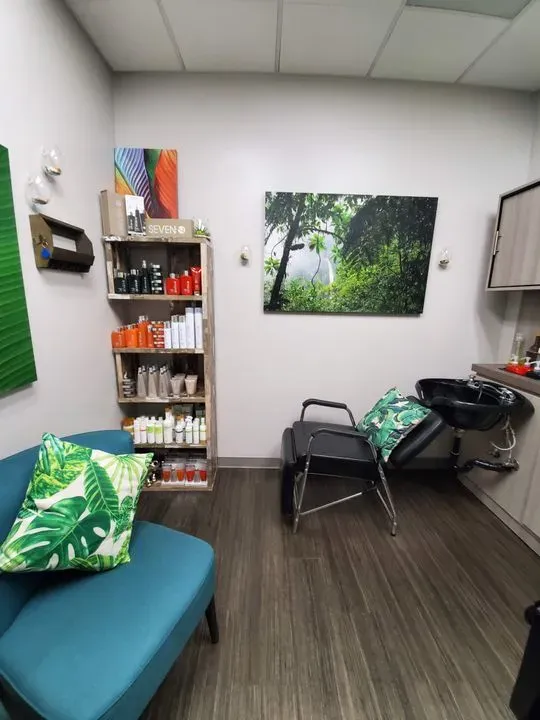 https://cdn.salonspotlight.com/photos/Foy3SIpnUaOYX4QzqTml/b4c99873-0fe0-4450-ac25-20827849b473_720x720