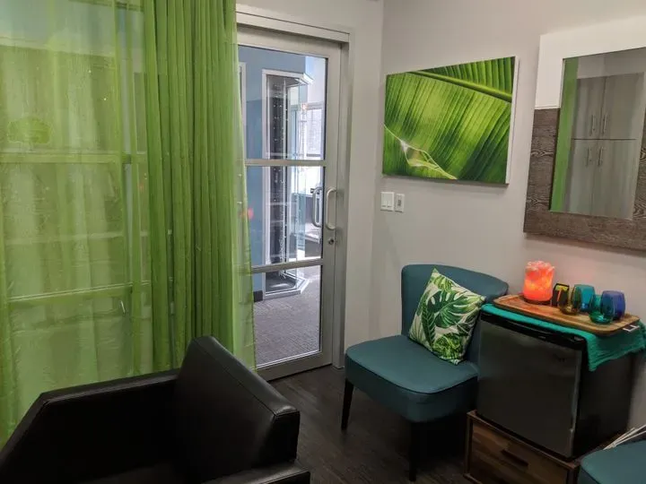 https://cdn.salonspotlight.com/photos/Foy3SIpnUaOYX4QzqTml/c3839e30-ad1a-4517-bc72-97d6d69f70b6_720x720