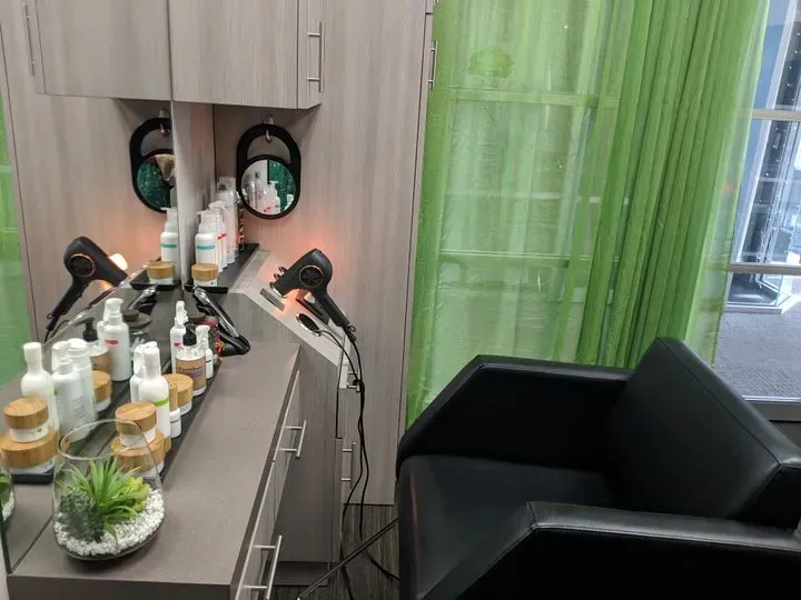 https://cdn.salonspotlight.com/photos/Foy3SIpnUaOYX4QzqTml/fd9be190-99ce-4d81-aad4-cc15479d77b8_720x720