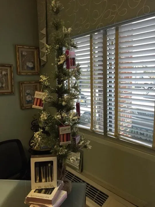 https://cdn.salonspotlight.com/photos/FsPozdcT3oSqVmm0b0XJ/fc5f5d2a-bda6-441e-b41c-88a384720886_720x720