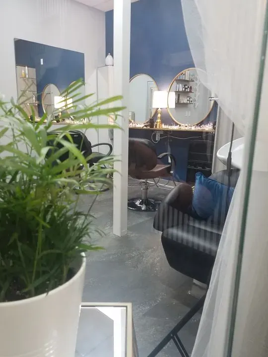 https://cdn.salonspotlight.com/photos/Fu4sX2lENVbiUy4qf4TM/80a02e5c-6571-4f6f-b72f-7c1bf6b068c9_720x720