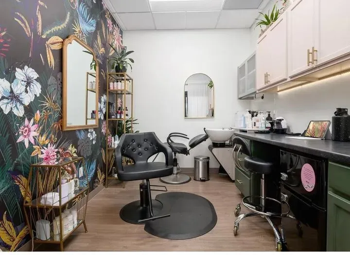 https://cdn.salonspotlight.com/photos/Fu4sX2lENVbiUy4qf4TM/ad12edaa-778b-4b8d-98c8-e6c808e361ae_720x720