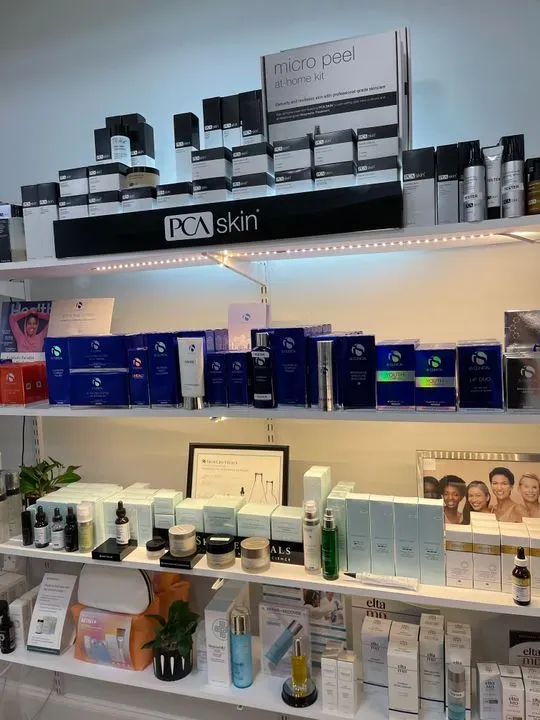 https://cdn.salonspotlight.com/photos/FuinISGLZFUoXajg24PB/d6074100-89cf-47f0-88eb-a6da2c2c2276_720x720