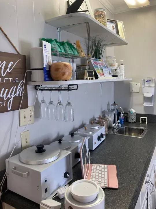 https://cdn.salonspotlight.com/photos/FxAYhhCOJUewoYzj17XS/fee4a549-a158-4a09-a62d-39ac605ef506_720x720