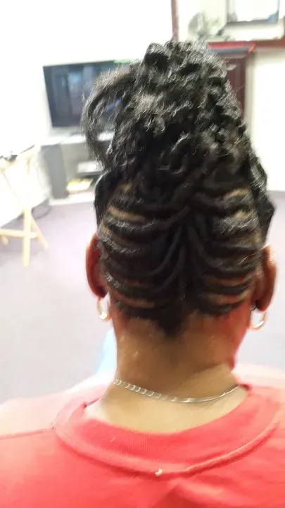 https://cdn.salonspotlight.com/photos/FycdQwiPywipkPcZcaJv/1a1a1cbf-e552-4053-a361-8da58f242646_720x720