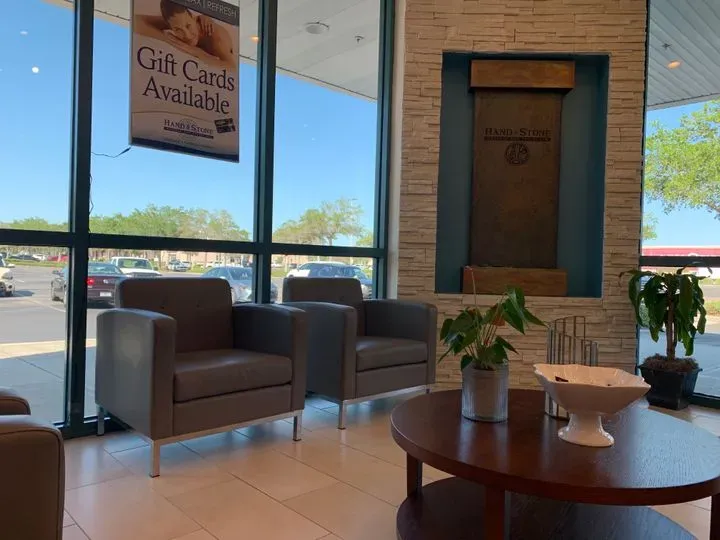 https://cdn.salonspotlight.com/photos/G06sT8vwZ5HdNUTOvsYH/1d73e266-19b0-48ca-abc7-55e8a8a352c9_720x720