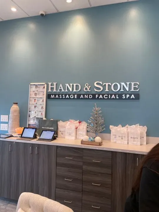 https://cdn.salonspotlight.com/photos/G06sT8vwZ5HdNUTOvsYH/fe88a320-ed52-4240-9fa6-44dde275cad0_720x720