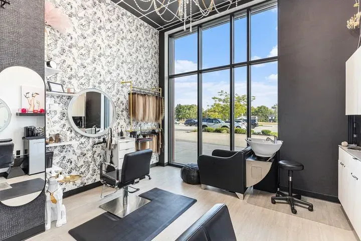 https://cdn.salonspotlight.com/photos/G2gopKEuLxAFLeC0EVbY/0cffaf55-0d83-4a26-84fe-5f0f776c9b83_720x720