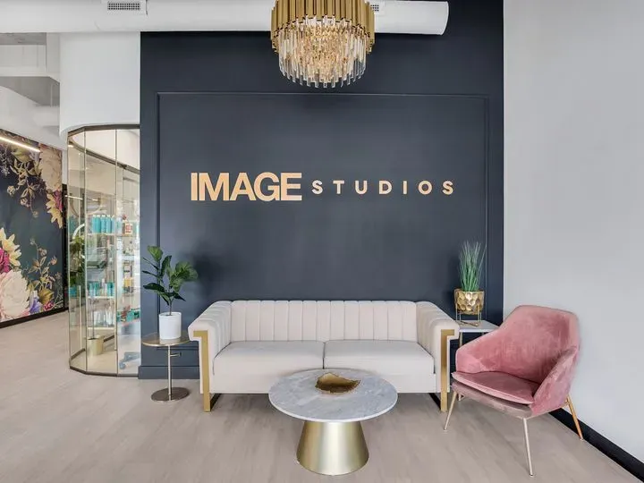 https://cdn.salonspotlight.com/photos/G2gopKEuLxAFLeC0EVbY/2e1f2e06-d665-485a-abe4-85479a2ffef0_720x720