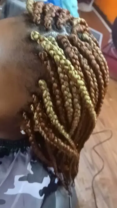 https://cdn.salonspotlight.com/photos/G2lBmIY8EJiSjJb06keK/449fd684-0820-4538-b081-901dd365b3ff_720x720