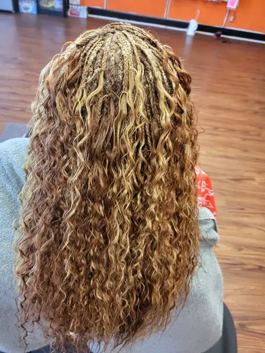 https://cdn.salonspotlight.com/photos/G2lBmIY8EJiSjJb06keK/9ac67a33-4f05-44c2-b0bc-a4d1c70e933e_720x720
