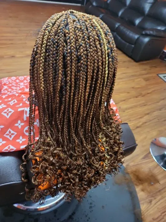 https://cdn.salonspotlight.com/photos/G2lBmIY8EJiSjJb06keK/edb949a0-ecce-41ed-8cbb-1d53a83adce3_720x720