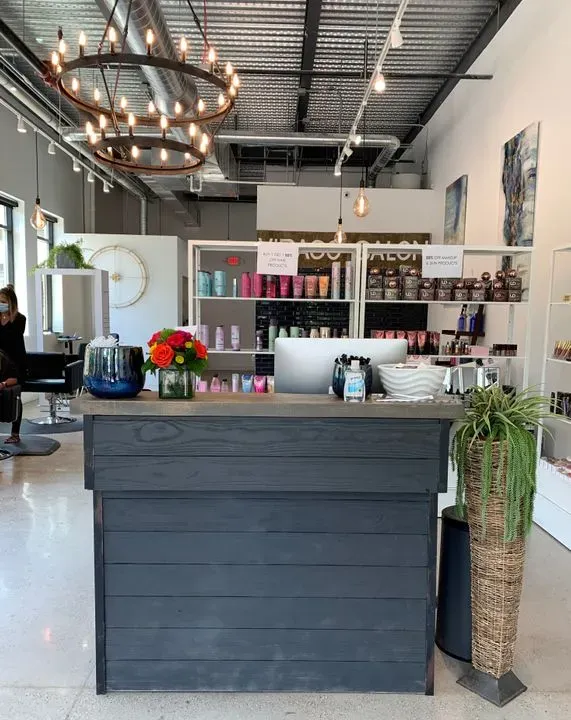 https://cdn.salonspotlight.com/photos/G34Nk2E621fUpSkCkWbq/bac5d5d5-6adf-4e65-9ba8-97e83be2e5d4_720x720