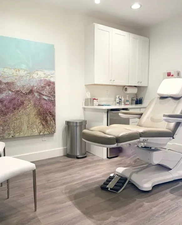 https://cdn.salonspotlight.com/photos/G9AamHwc7b0Yv7Q6bNqm/ca1f159f-f10e-4663-baac-65ec63e28c7f_720x720
