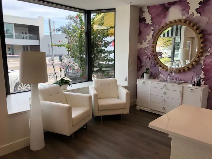 https://cdn.salonspotlight.com/photos/G9AamHwc7b0Yv7Q6bNqm/f62a6424-026b-466f-bc4f-e5bf18cb32ed_720x720