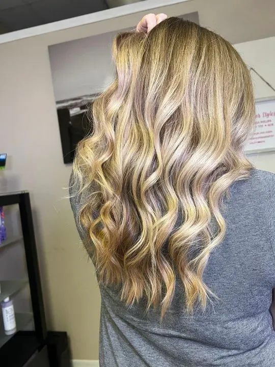 https://cdn.salonspotlight.com/photos/GBDp1kXn0TUlvrCV03rO/12060bb2-c70e-480a-bcf6-a24a14c1dd75_720x720
