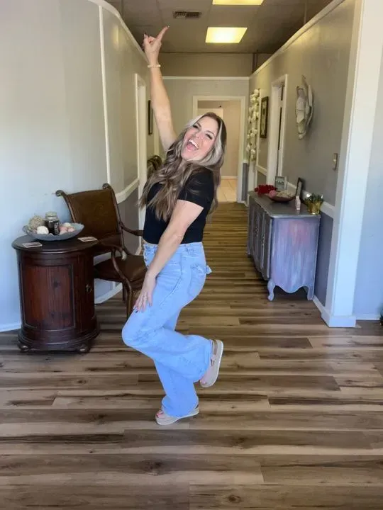 https://cdn.salonspotlight.com/photos/GBDp1kXn0TUlvrCV03rO/645fe132-0ae0-4c1e-bd83-7db8a6ba692d_720x720