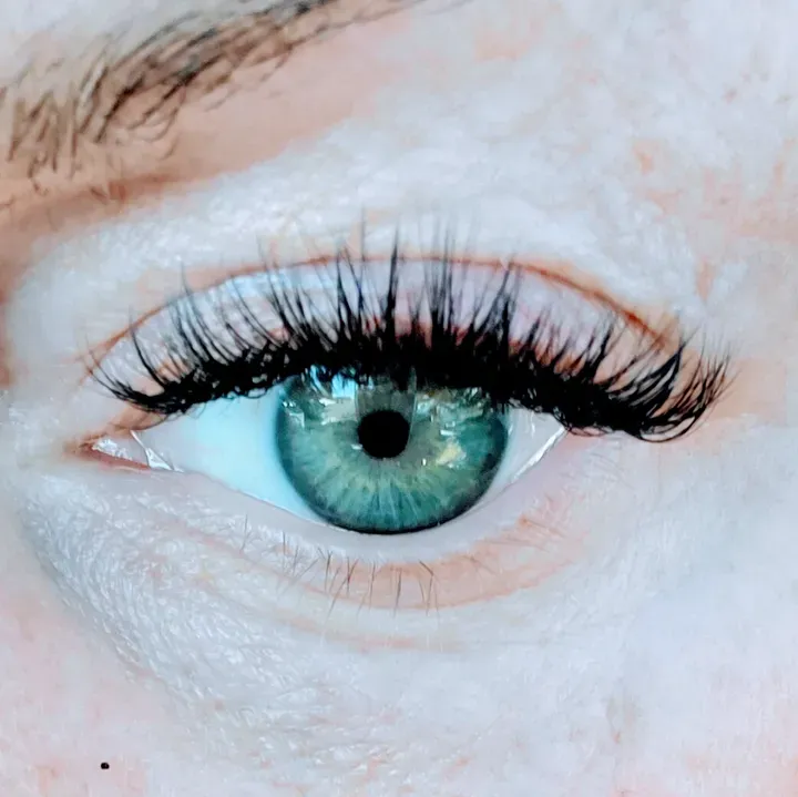 https://cdn.salonspotlight.com/photos/GBi0z8mdTFqFhdZq148q/818062e9-63d5-4ca6-a3c5-933e599652b9_720x720