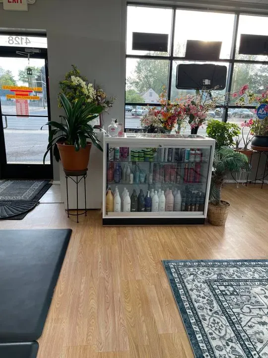 https://cdn.salonspotlight.com/photos/GDkdp3vAXXBvHoqVjPl3/79742003-5f07-4d42-9f05-ec0447d8feab_720x720