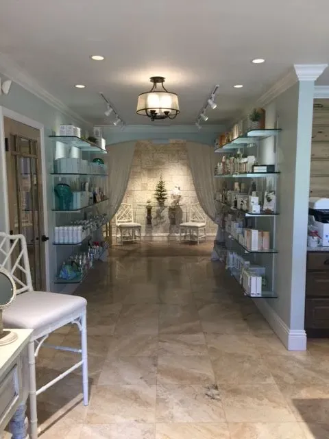 https://cdn.salonspotlight.com/photos/GHHjfIXu4QJ78KiC7K4C/012b0491-2e7d-49b3-8be4-b7e1dc56d772_720x720