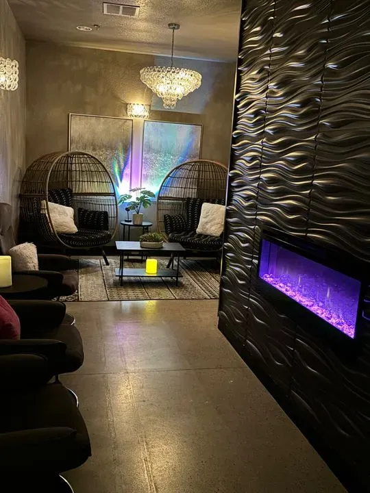 https://cdn.salonspotlight.com/photos/GIyz5u9A4nc4LLmetHOI/62596167-f2a8-47f7-9e97-7612651575c9_720x720