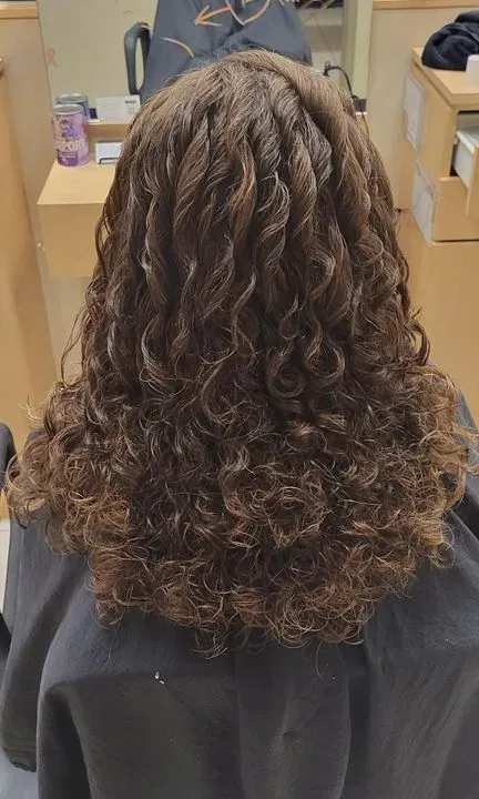 https://cdn.salonspotlight.com/photos/GJyfPNQ7pNT6q38UjFMn/2770f8a5-8f7a-4fcf-abc1-b63e412a6b1f_720x720