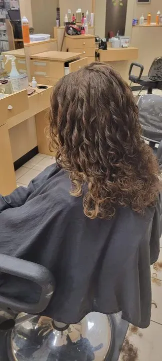https://cdn.salonspotlight.com/photos/GJyfPNQ7pNT6q38UjFMn/adccaf90-e71e-4fbf-9a73-16e27f46a254_720x720