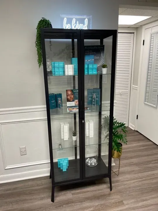 https://cdn.salonspotlight.com/photos/GLHq1iegVjT1mFkPg6g9/d8afad6a-25e7-4d5b-bae6-c065a58d5815_720x720
