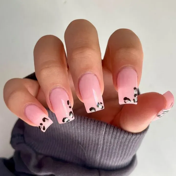 https://cdn.salonspotlight.com/photos/GLK8cpW5iI1F7gaPVVa3/7ac6bf77-e111-4a01-aa28-c3ed448bfc48_720x720
