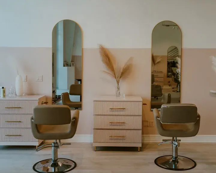 https://cdn.salonspotlight.com/photos/GLny5zox5HYmLlTyBDzW/26f347e4-8184-41be-972a-c2c20631a92b_720x720