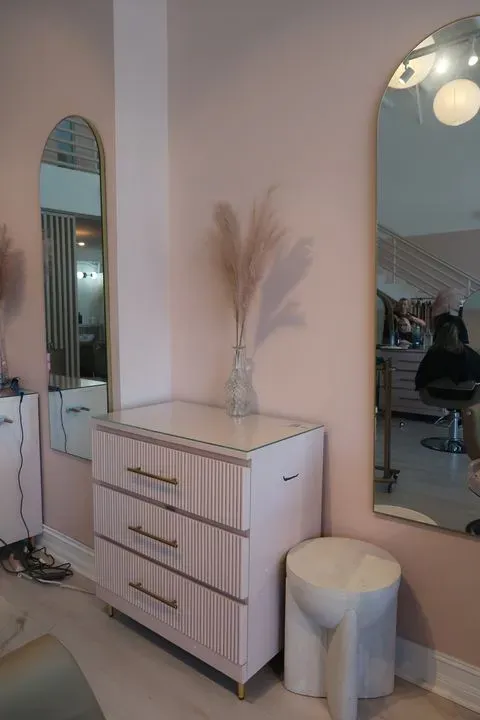 https://cdn.salonspotlight.com/photos/GLny5zox5HYmLlTyBDzW/53640724-7da8-497c-898d-9c70363c6957_720x720