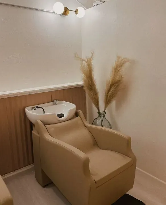 https://cdn.salonspotlight.com/photos/GLny5zox5HYmLlTyBDzW/b89de3bb-2ac3-46b7-971b-54819cdf3d41_720x720