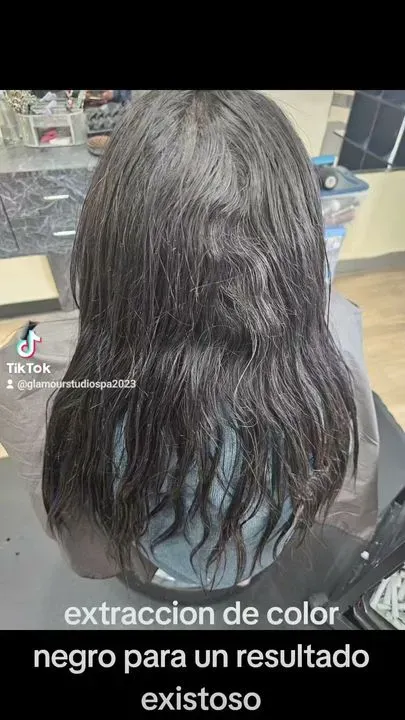 https://cdn.salonspotlight.com/photos/GMG0kVamsbKIJxiUXLGs/57fa2986-e34e-49ba-8a8e-4336ae523da4_720x720
