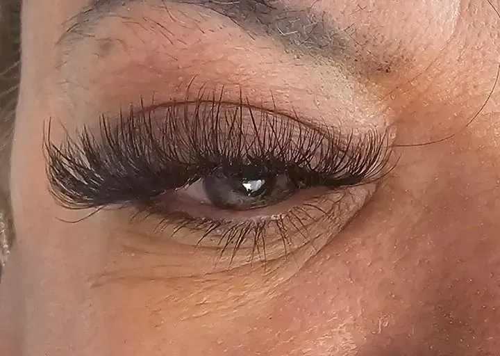 https://cdn.salonspotlight.com/photos/GMG0kVamsbKIJxiUXLGs/b218cee5-0b56-48d3-84c0-323d7ba5bca8_720x720