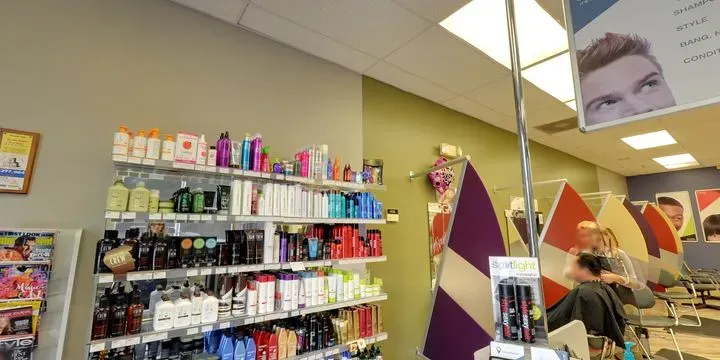 https://cdn.salonspotlight.com/photos/GMdx5IHr8XLYoqnxDzqq/0e86ff2c-e804-4f3b-9482-0be92233ba70_720x720