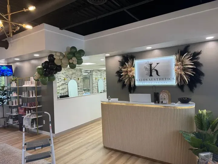 https://cdn.salonspotlight.com/photos/GOFwsPv5xkAHZFtH2he9/5d34bfdc-5e16-4c1e-b956-802e23ac8619_720x720