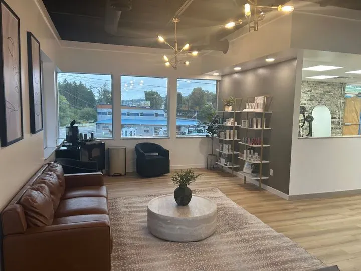 https://cdn.salonspotlight.com/photos/GOFwsPv5xkAHZFtH2he9/78579eda-a55a-4cdb-bcc1-39487d628d18_720x720