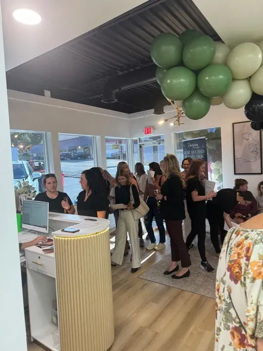 https://cdn.salonspotlight.com/photos/GOFwsPv5xkAHZFtH2he9/b5842c3c-66cb-40ca-ac93-e9883139de55_720x720