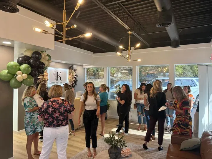 https://cdn.salonspotlight.com/photos/GOFwsPv5xkAHZFtH2he9/b8e1c3ea-adc5-4036-bdec-d95aba601c4a_720x720