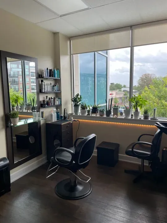 https://cdn.salonspotlight.com/photos/GOOv4VyxH0qz7q3ta0Py/06df887b-df63-489c-a441-2c320c30cebf_720x720