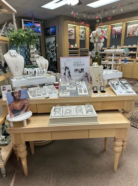 https://cdn.salonspotlight.com/photos/GPDebigPO5HT6yNp9C9X/1858cb59-4c9f-46b8-85e7-f9d5452436b3_720x720