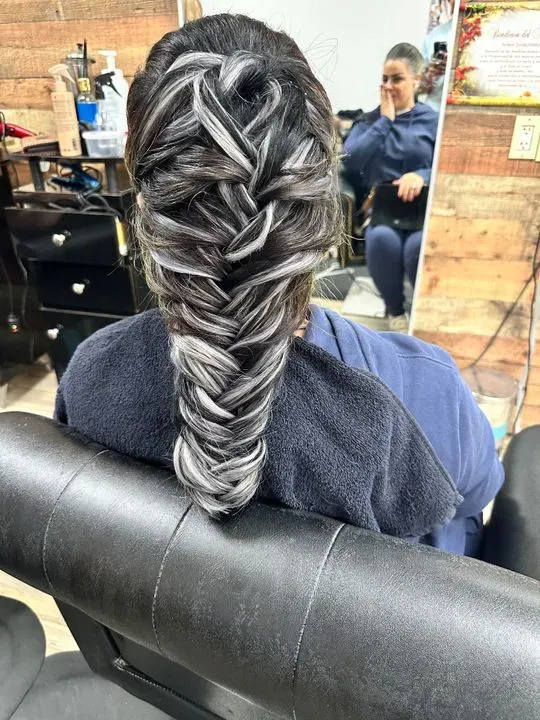 https://cdn.salonspotlight.com/photos/GQlewOR0r1G8FiDvdWgK/4b6d1eaa-dbac-4b12-8247-e3dc73cdf721_720x720