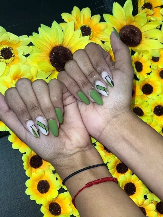 https://cdn.salonspotlight.com/photos/GQlewOR0r1G8FiDvdWgK/cfde2594-87bb-4cd6-be1f-e1805f23f0f8_720x720