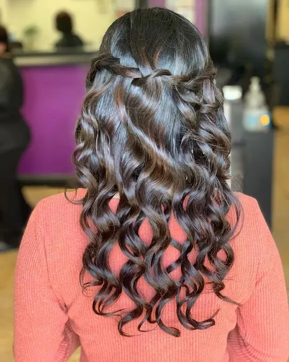 https://cdn.salonspotlight.com/photos/GQmLguyRdqOBschfq3le/1b25d9b8-6846-4758-9705-9e22eae4782d_720x720