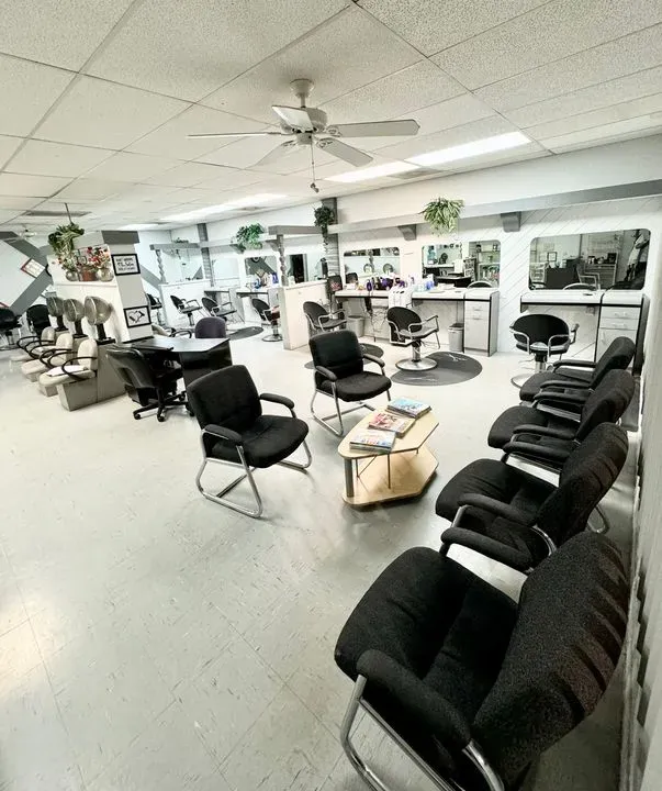 https://cdn.salonspotlight.com/photos/GWD1iNIGzYMhvwaRaR0S/e85a9bb3-0ded-43e0-a6fd-af23abcca722_720x720