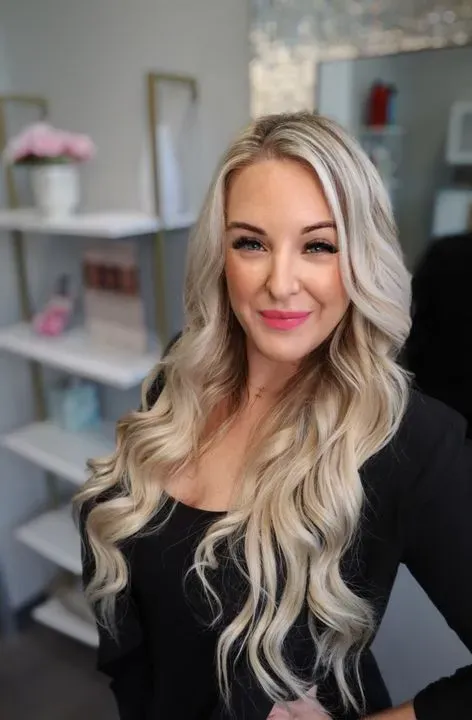 https://cdn.salonspotlight.com/photos/GY6snH0nAAA5m4lfg5LQ/1057a313-f8de-428e-85a1-e6136c6daf0d_720x720