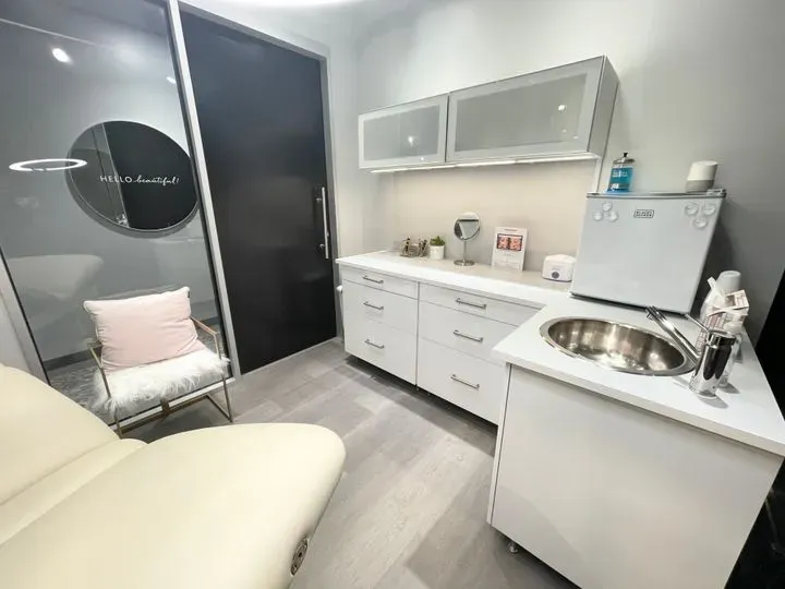 https://cdn.salonspotlight.com/photos/GY6snH0nAAA5m4lfg5LQ/ed3aaef5-b851-4ea8-9bda-ac30dd04cf04_720x720
