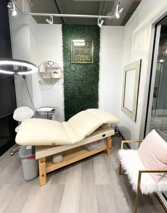 https://cdn.salonspotlight.com/photos/GY6snH0nAAA5m4lfg5LQ/f1c9cc54-44b4-44a2-b021-4c0ee2756580_720x720