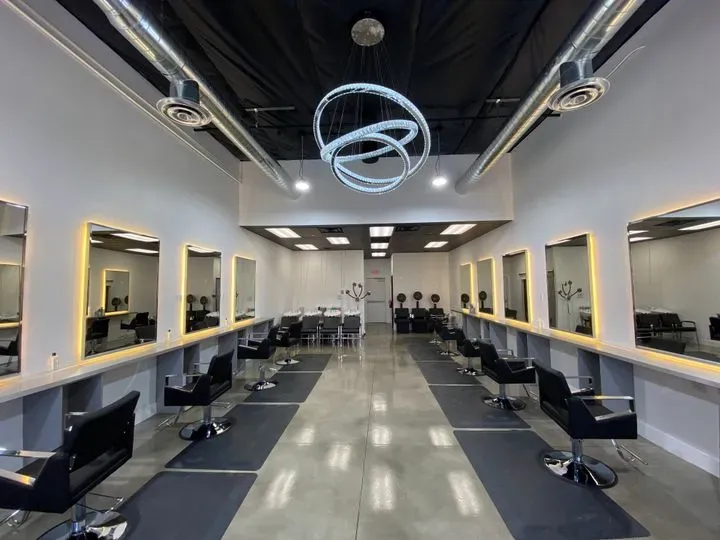 https://cdn.salonspotlight.com/photos/GaMk32hgWo2XWlMXxIE0/d7fadcb8-c5d5-47a0-bcd8-0a8b51881031_720x720
